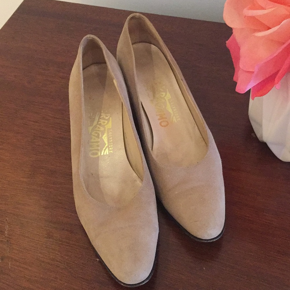 Vintage Salvatore Ferragamo nude heels